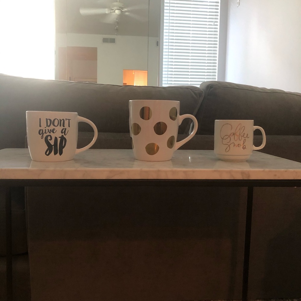 3 decorative mugs